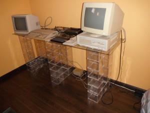 Mesa con cajas de CD
