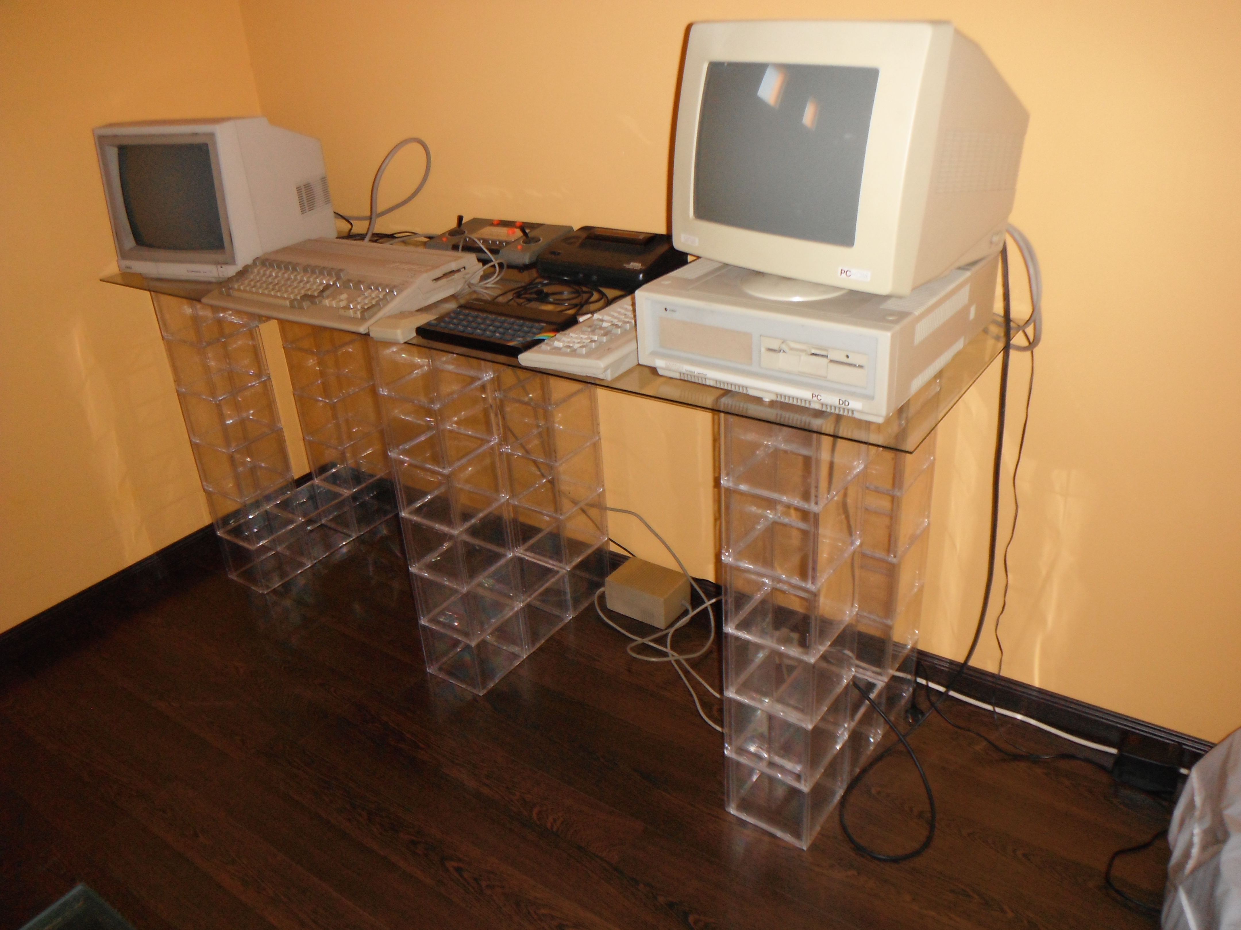 Mesa con cajas de CD